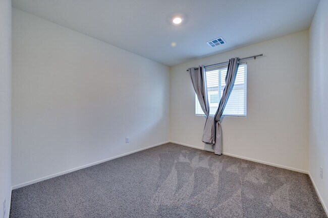 Building Photo - NW 3 Bedroom Townhouse!! Gated Community Pool!! 2 Car Garage!!! No Carpet downstairs.