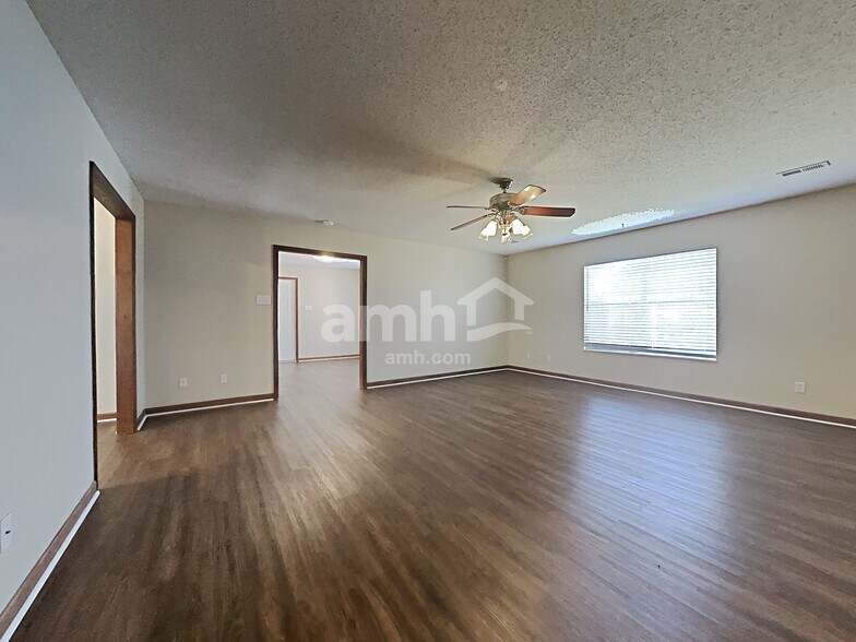Building Photo - 2303 Sir Edward Ln
