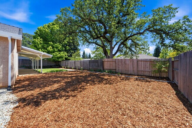 Building Photo - Executive Rental in Gold Hills