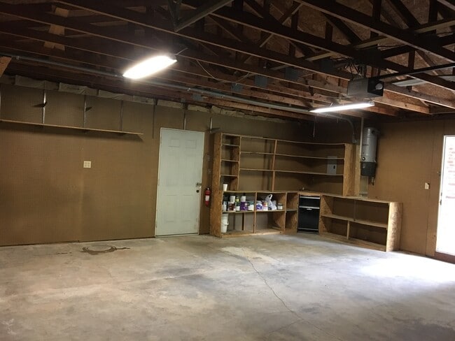 Building Photo - Charming 2 Bedroom 1 Bath Home