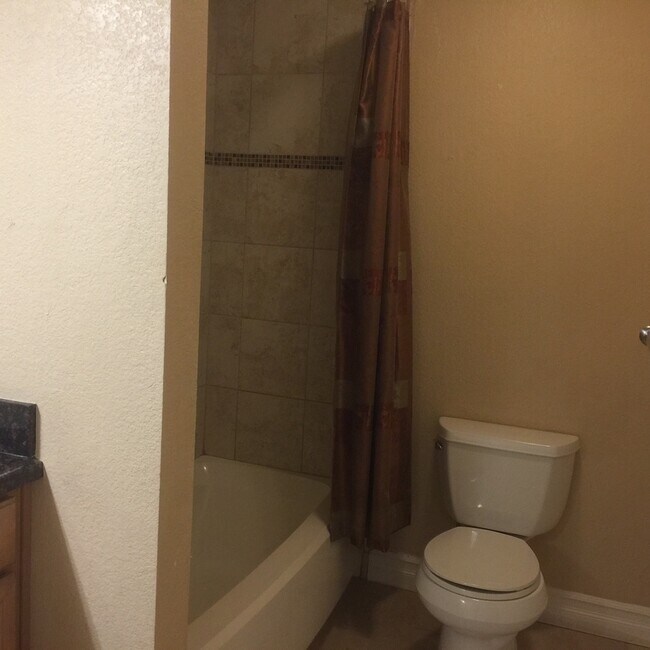 Building Photo - Gated Community * Downstairs 1 bedroom * Community Pool & Fitness Room