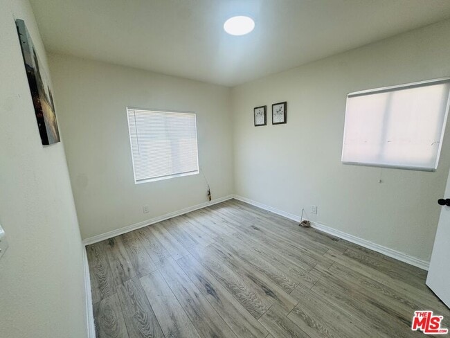 Building Photo - 636 W 81st St