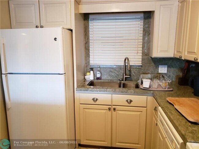 Building Photo - 511 Bayshore Dr
