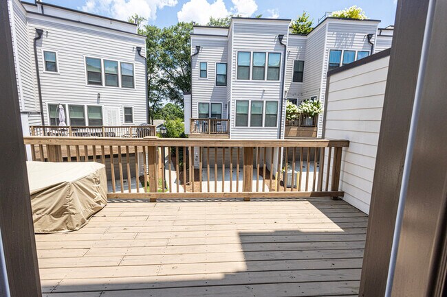 Building Photo - 2110 Holtz Ln