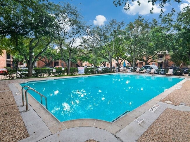Building Photo - 2255 Braeswood Park Dr