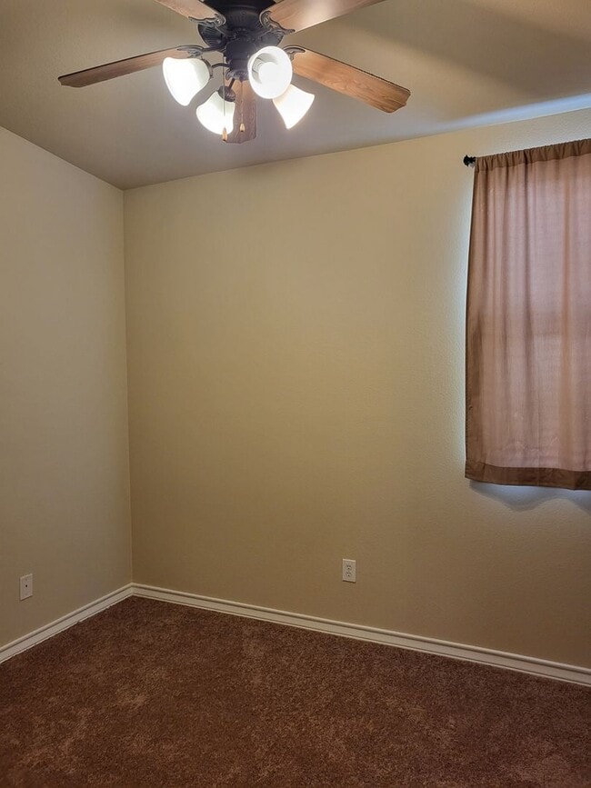 Building Photo - 122 E Nemo St