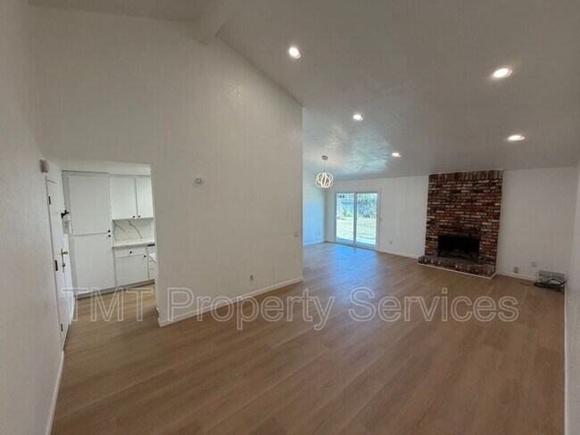 Building Photo - 8583 Fairlawn Ct