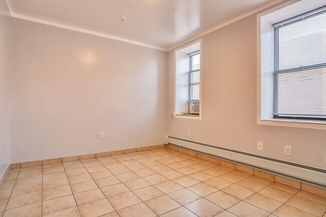 Building Photo - 715 28th St