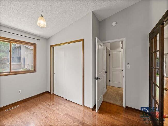 Building Photo - Beautiful 4 Bed 2 Bath Townhome with Lake Views!