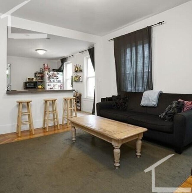 Building Photo - Spacious Davis Sq. House w Laundry in Unit...
