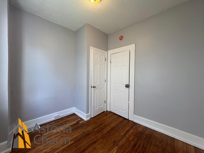 Building Photo - Updated 3 Bedroom with Fireplace and Fence...