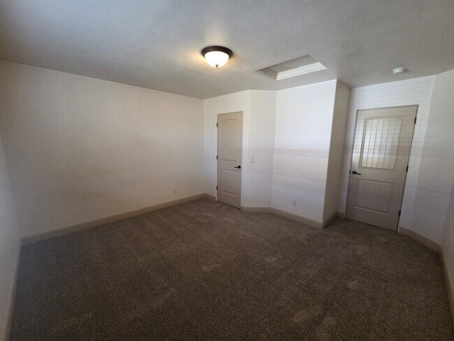 Building Photo - Shadow Ridge 3 Bedroom