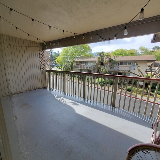 Building Photo - Pinole Crest 2 bedroom/2 bath Condo ~Light...