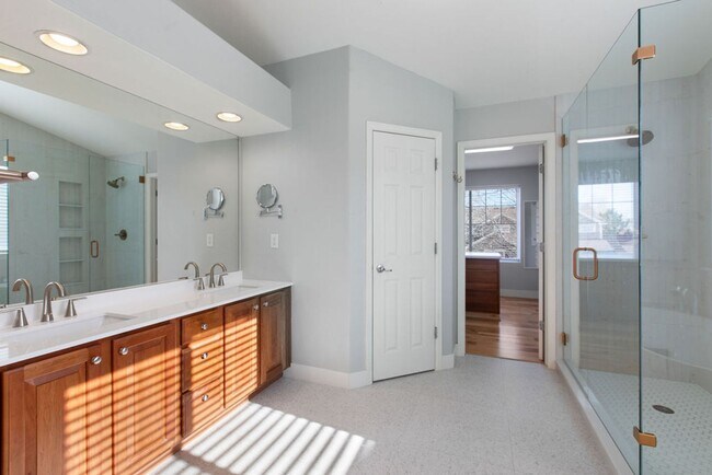 Building Photo - 4 Bedroom Dream Home waiting for you!