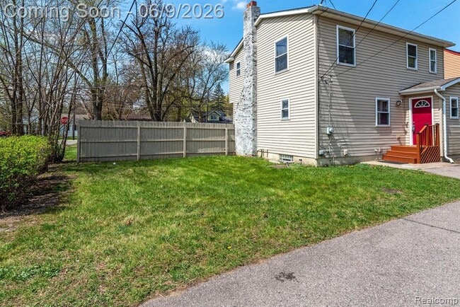 Building Photo - 3260 Sashabaw Rd