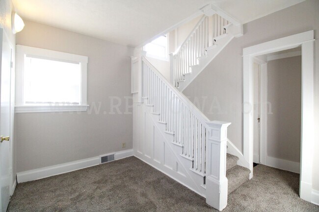 Building Photo - CHARMING!! 3 bedroom, 1.5 Bath Home in Des Moines