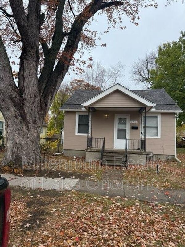 Primary Photo - 154 W Madge Ave