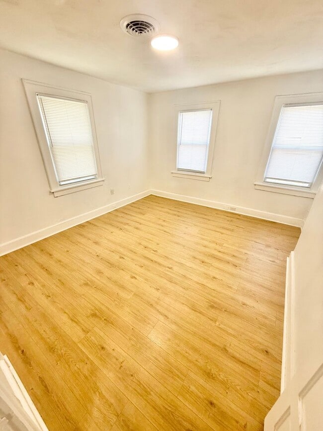 Building Photo - ***RENT READY~4 Bed RENOVATED 2 story house/w/ downstairs bedroom/Granite countertops