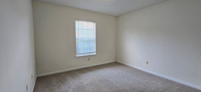 Building Photo - Charming 3 Bed / 2 Bath Home – Pet Friendl...