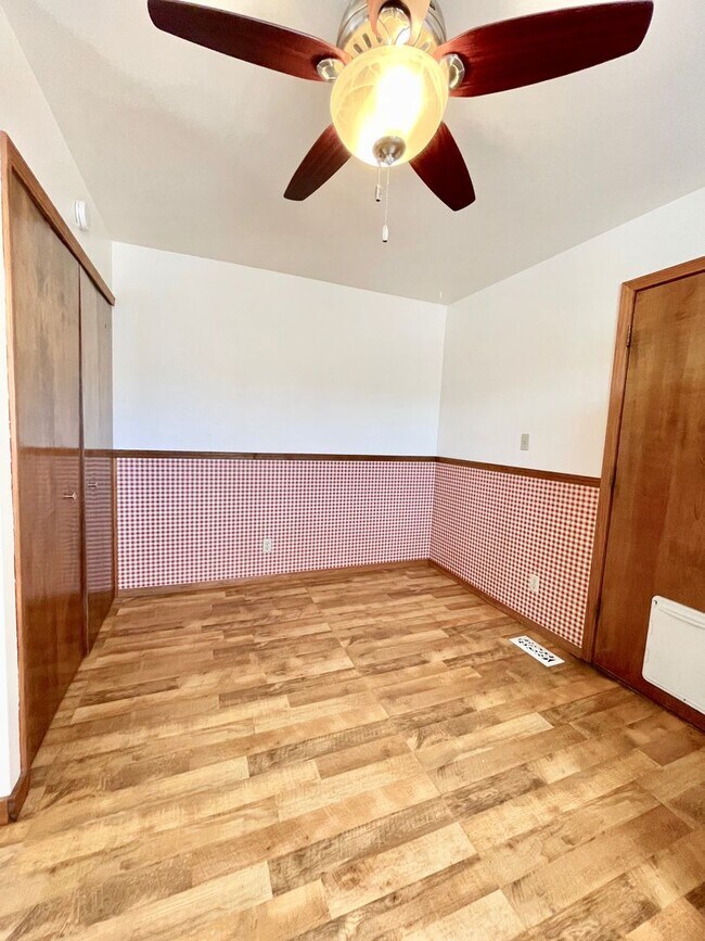Building Photo - 2 Bedroom 1 Bath Rancher in Constitution H...