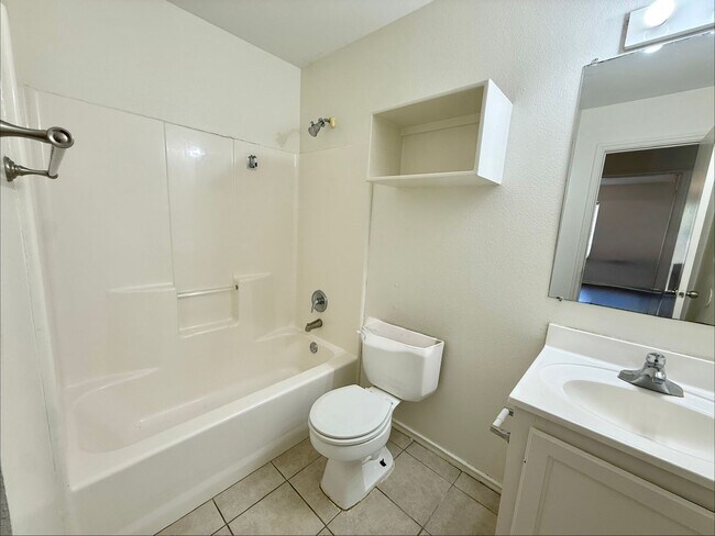 Building Photo - 15210 Oaks W Dr