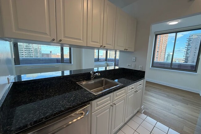 Building Photo - 400 E 90th St