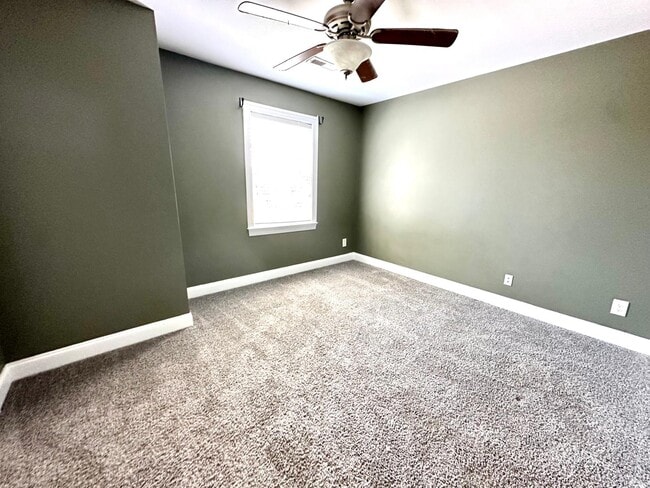 Building Photo - 4852 Knollview Dr