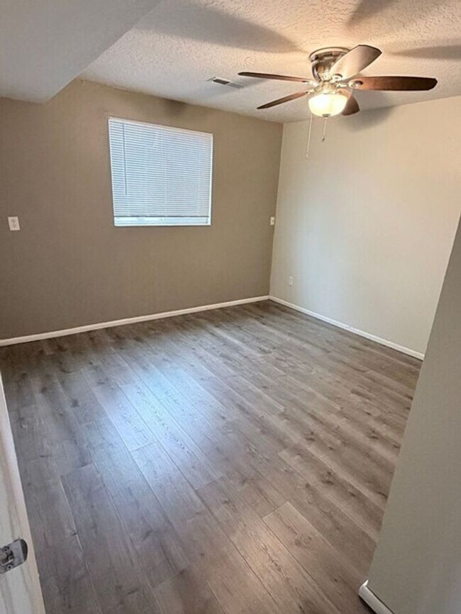 Building Photo - East Millcreek 2 bed 1 bath Condo
