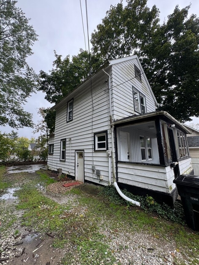 Building Photo - Updated 3-Bedroom Home with Modern Grey Finishes – Open House Feb 7