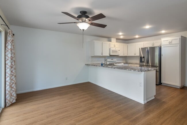 Building Photo - In the heart of Westlake Village this sing...