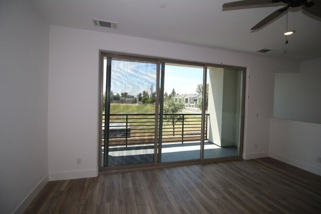 Building Photo - 2707 E Tamarind Dr