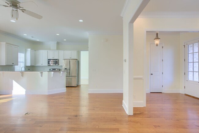 Building Photo - Fresh Paint, New Carpet & Custom Finishes in North Shore Country Club