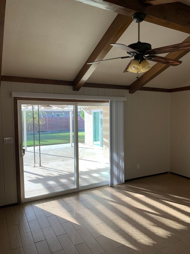 Building Photo - 3 Bedroom 2 Bath Home