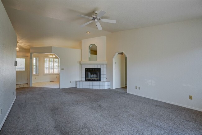 Building Photo - Freshly painted, 3 Bedroom, 2 Bath Home in...