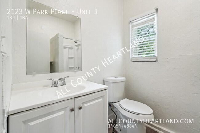 Building Photo - 2123 W Park Pl
