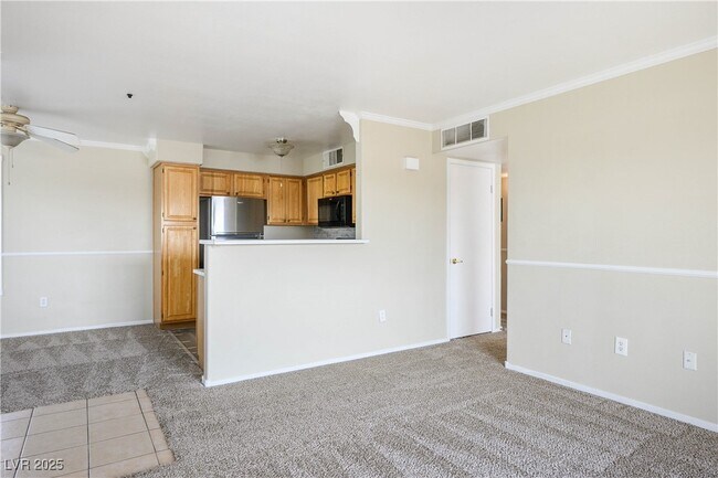 Building Photo - 5710 E Tropicana Ave