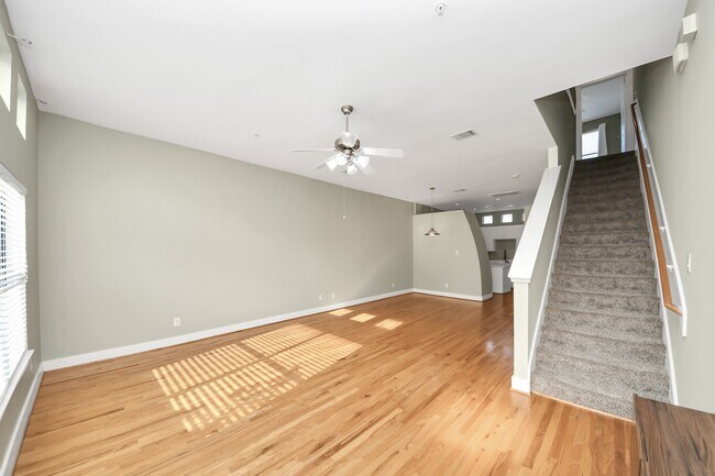 Building Photo - 8715 Meadowcroft Dr