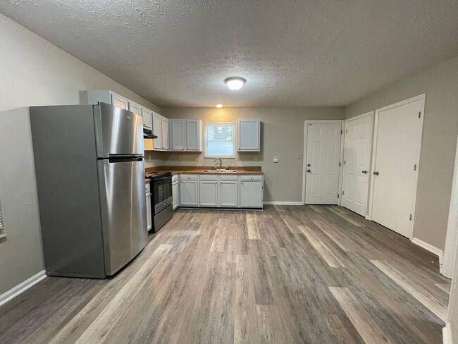 Building Photo - Newly Renovated 2 story 3 Bedroom and 1 ba...