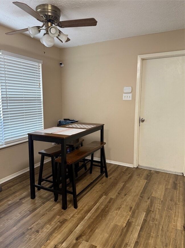 Building Photo - 2920 Thistledown Dr