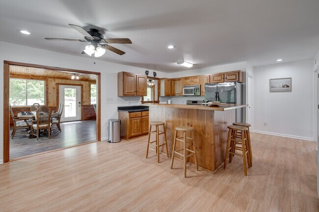 Building Photo - "Charming 2-Bedroom Furnished Retreat with Spacious Layout and 2.5 Baths in York, SC!"