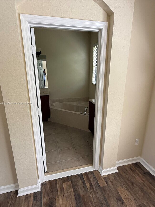 Building Photo - 1713 SW Umbria St