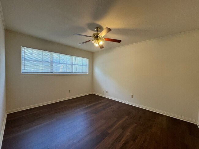 Building Photo - Apartment *Downstairs*