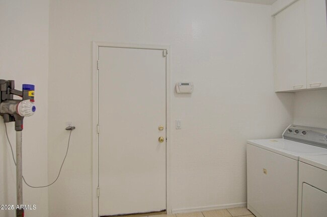 Building Photo - 218 E Sunburst Ln