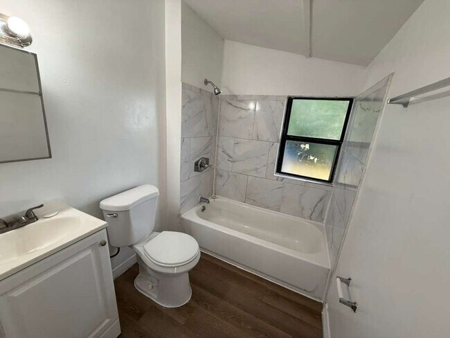 Building Photo - Freshly renovated 2/1 home!