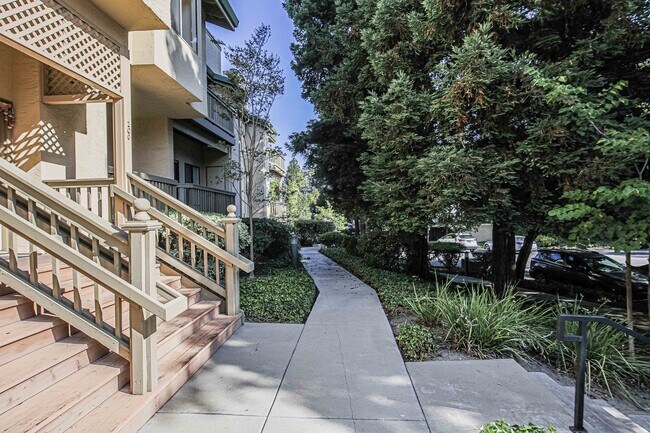 Building Photo - 1912 Magdalena Cir