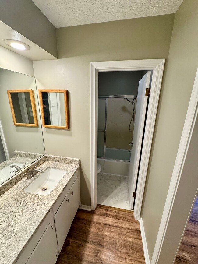 Building Photo - Golden Meadows Home!