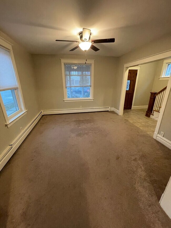 Building Photo - AVAILABLE Immediately! - Gorgeous 3 Bedroom 1 Bath Single Family Home!