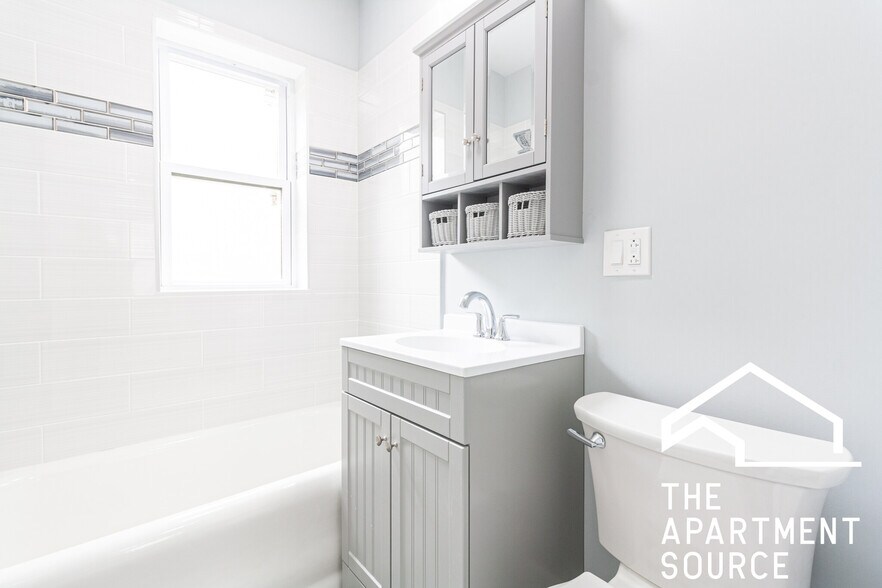 Building Photo - 3845 N Greenview Ave