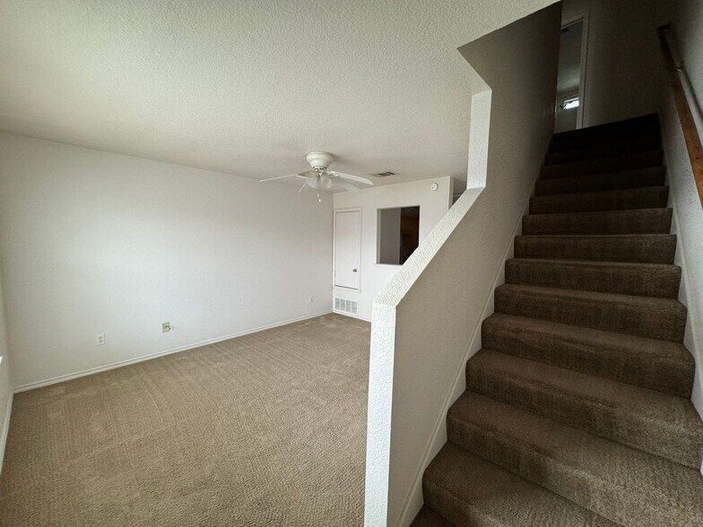 Building Photo - 1602 Aztec Trce