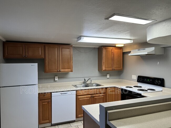 Building Photo - 272 W Cedar St